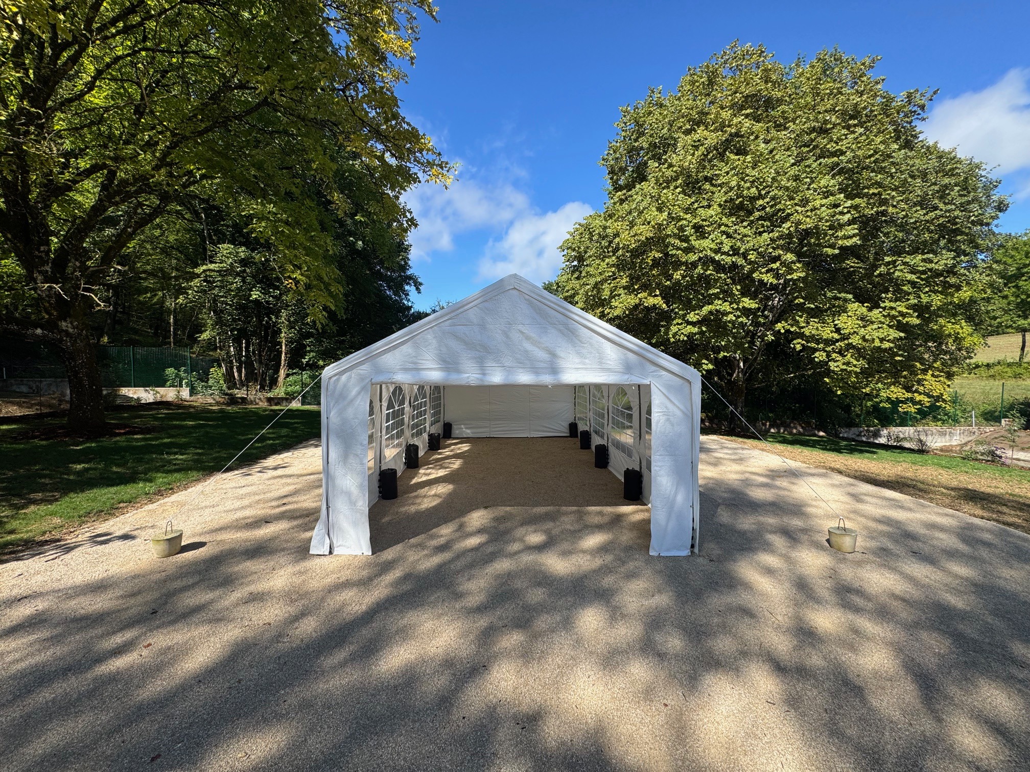 Tente de réception montée avec parois latérales