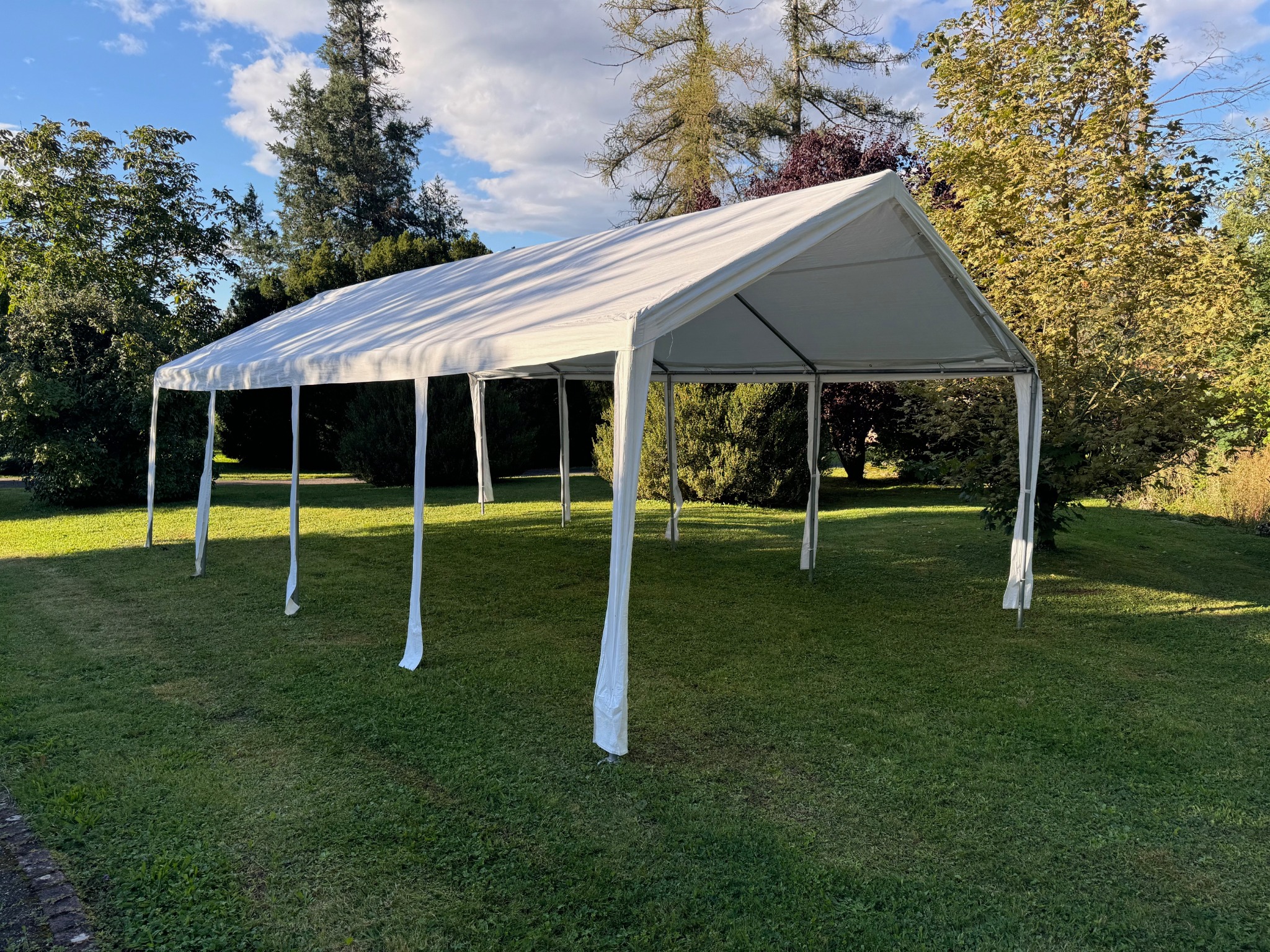 Tente de réception installée en extérieur