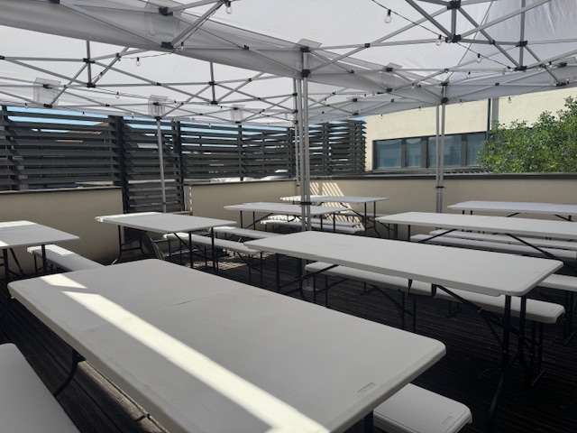 Tonnelle installée avec tables et mobilier de réception